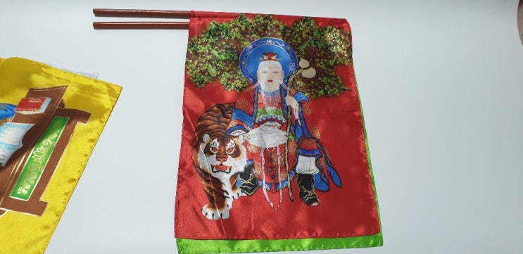  오방 신장기라고 불리는 5가지 색깔의 오방기를 가져오다