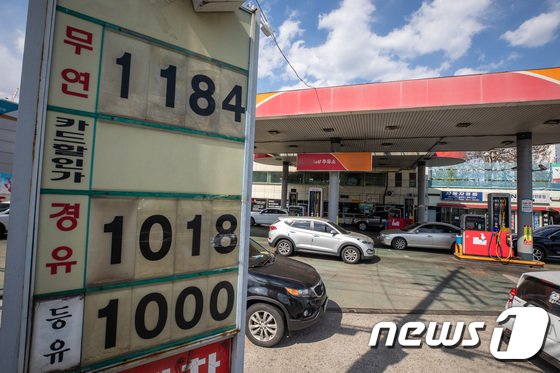 1000원대까지 등장…주유소 휘발유값은 어디까지 떨어질까 1000원대까지 등장…주유소 휘발유값은 어디까지 떨어질까
