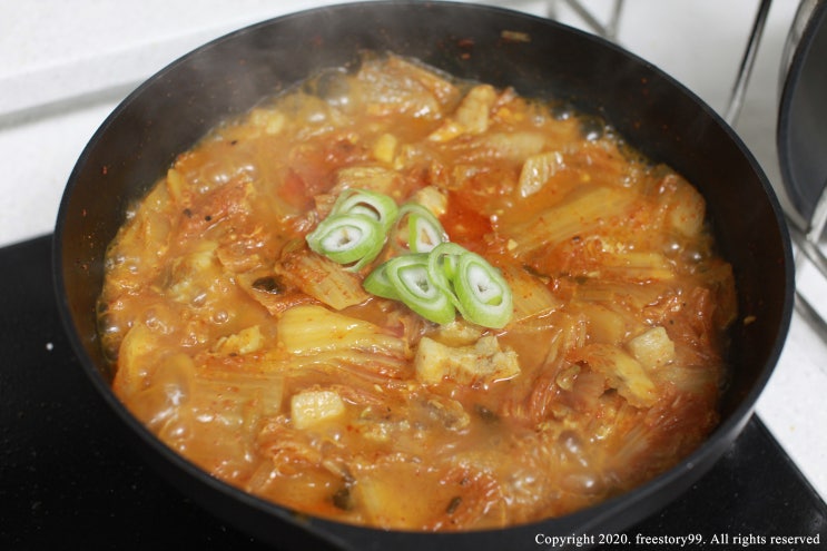 삼겹살 듬뿍 맛있는 돼지고기 김치찌개 만들기 삼겹살 듬뿍 맛있는 돼지고기 김치찌개 만들기