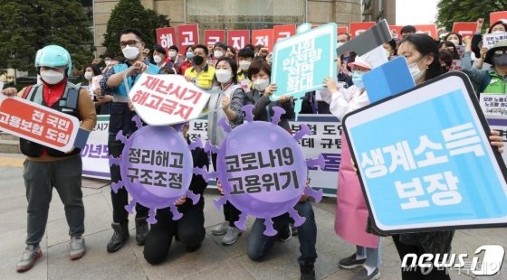 '전국민 고용보험' 얘기가 부담스러운 자영업자들 '전국민 고용보험' 얘기가 부담스러운 자영업자들