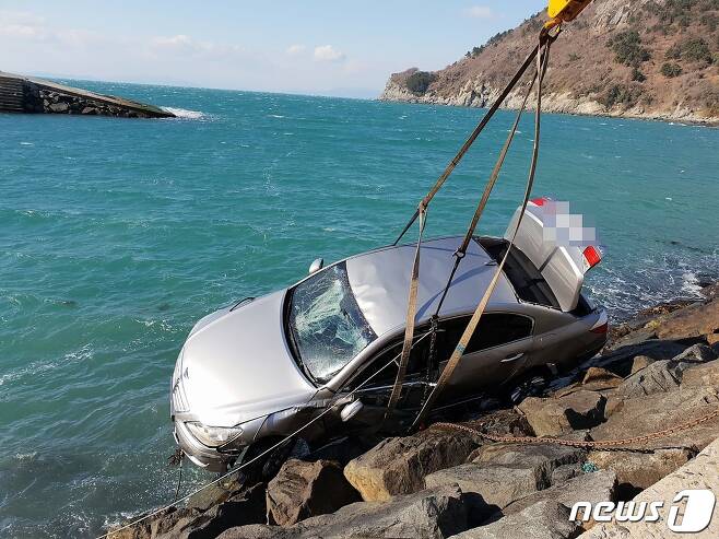 [사건의 재구성] 아내 탄 車 바다에 추락.."살인" vs "사고"