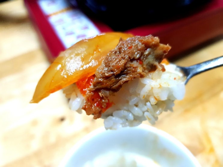  남은 갈비찜에 동원 양반 묵은지 김치를 넣으면 훌륭한 묵은지 갈비찜이 만들어져요