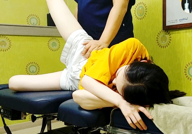 신부동 한의원 추나요법 시술 영상의 설명 [천안 나래한의원]