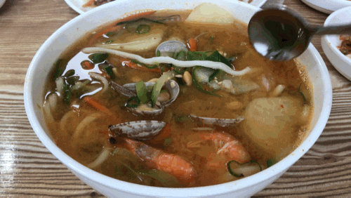 칼국수와 돈까스의 환상적인 궁합 로컬지역민맛집 장칼국수 / 천안식후감