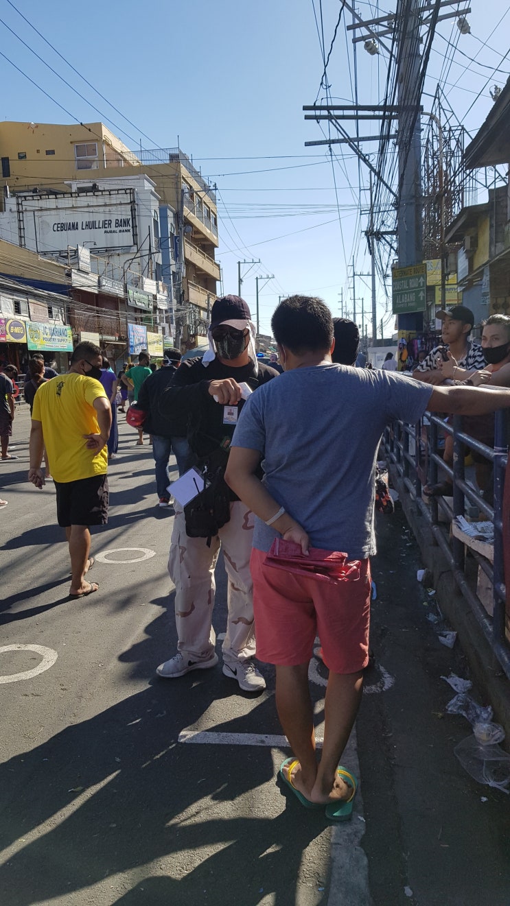 필리핀. 락다운 속 사회적 거리 두기. '재래시장' 이용