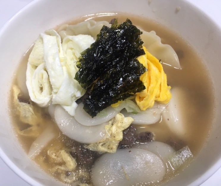  간단하게 점심해결! 떡만둣국 끓여 먹어요