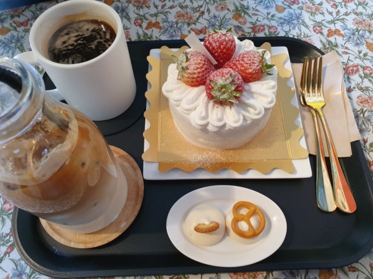  전주 객사 수제 딸기 생크림 케익 맛집 <카페놈> (gNOMe)