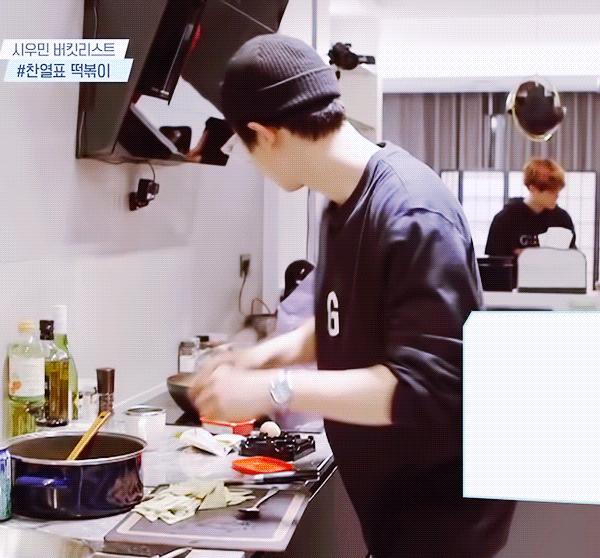 엑소 심포유 찬열 떡볶이 만드는 박찬열 / EXO 보드게임 움짤! 엑소 심포유 찬열 떡볶이 만드는 박찬열 / EXO 보드게임 움짤!