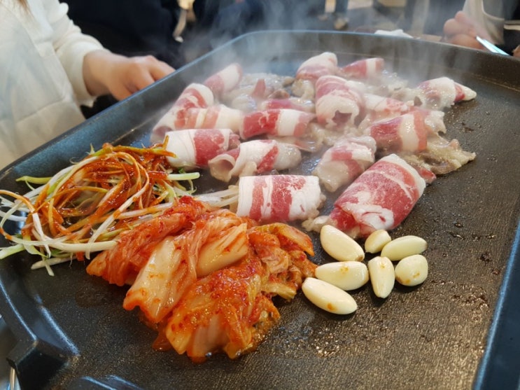 대패삼겹살은 최대패! 강동구청맛집으로 인정~^^ 100g에 3,900원 가성비 짱~!