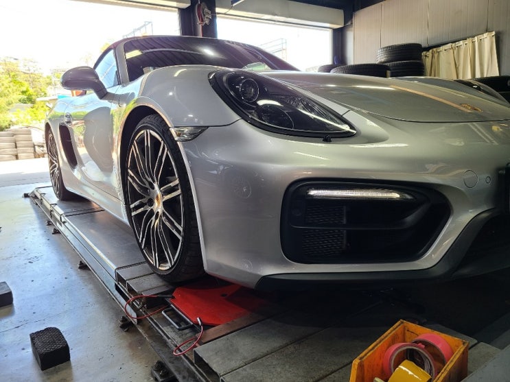  포르쉐 박스터 GTS 차량 20인치 타이어 추천 피렐리 피제로 N0,N1 265/35R20 타이어 교체 작업 휠얼라이먼트