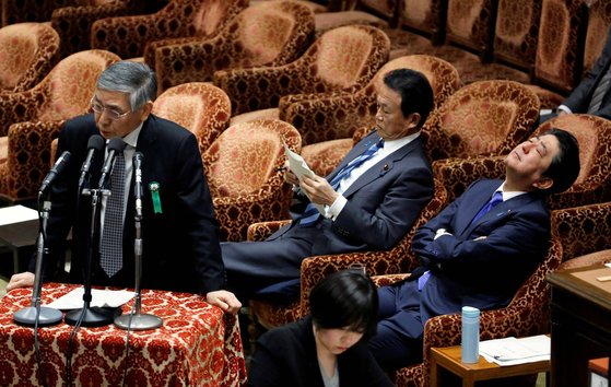 "이 남자 때문에 일본 파멸"…코로나로 최대 위기맞은 구로다 "이 남자 때문에 일본 파멸"…코로나로 최대 위기맞은 구로다