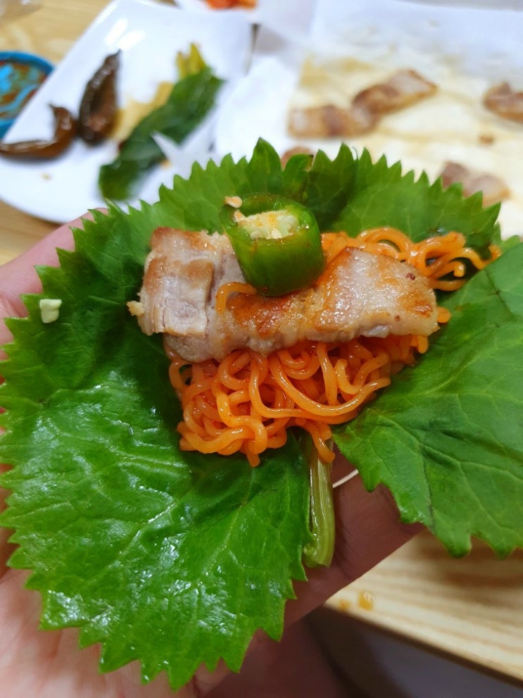 삼겹살구이.곰취.명이 그리고 도전! 불닭비빔면