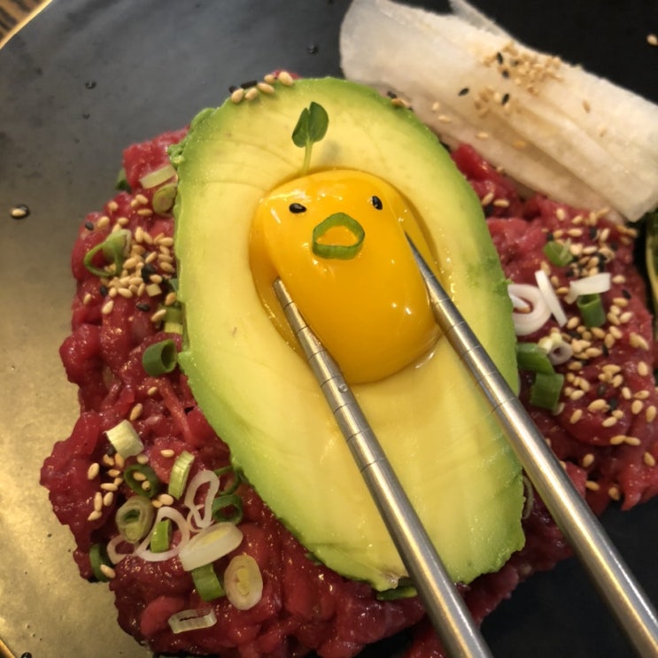  육회가 맛있는 신사동 술집 유쾌한접시