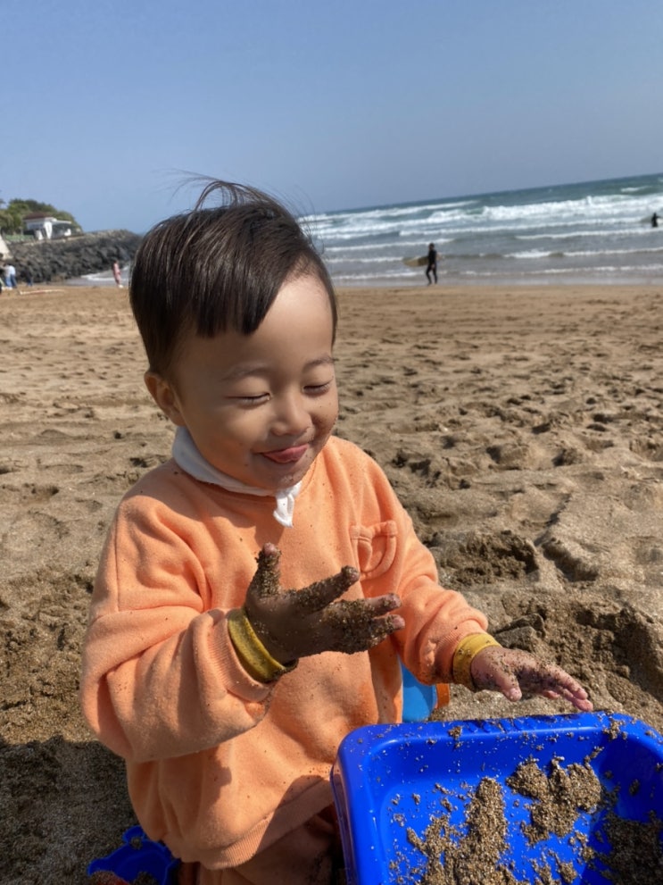  모래놀이 하기 좋은 “중문해수욕장”