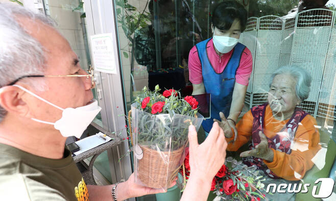 "지역화폐 쓰기도 불편하고, 쓸 데도 마땅찮고"..시골 어르신들 '난감'