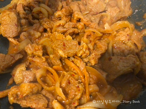  아일월드파파가 반한 한국음식) 가끔씩 동양 서양이 뒤바뀐듯 한 국제커플 맛있는 고추장돼지고기 매콤 제육볶음 만드는 방법