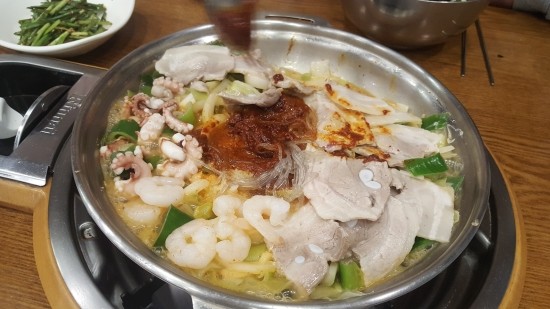 부산 해운대 개미집의 매콤한 낙곱새 부산 해운대 개미집의 매콤한 낙곱새