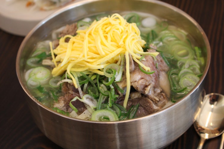  칼국수가 땡기는 날이면 서교동맛집 평이담백뼈칼국수 서교본점 에서 맛보세요!
