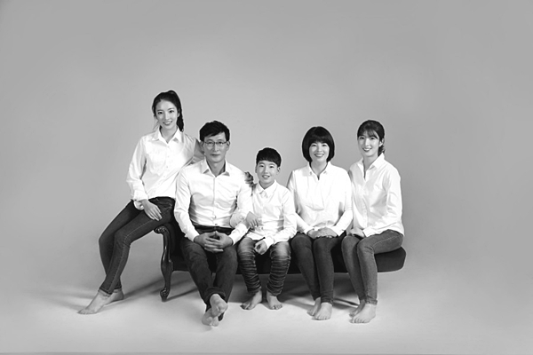  첼로사진예술원 한양대점에서 가족사진의상 입고 예쁜 사진 찍어봐요.