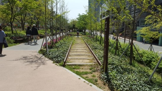 구해운대역 근처 산책로 황금빛의 레일숲길 구해운대역 근처 산책로 황금빛의 레일숲길