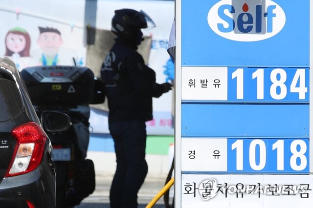 '디플레' 먹구름 끼나…KDI "국제유가 하락폭 확대로 하방 압력" '디플레' 먹구름 끼나…KDI "국제유가 하락폭 확대로 하방 압력"