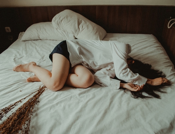  각종 사소한 질병,근육통 등 몸아플때 통증완화에 도움되는 잠자리(아플때 자는방법)