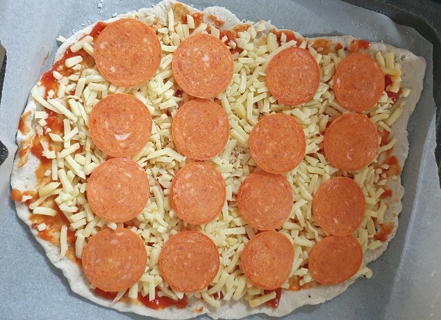 [삼립 피자 도우(곡물 피자용)] 집에서 피자 만들기: 페퍼로니 피자와 콤부차 한잔