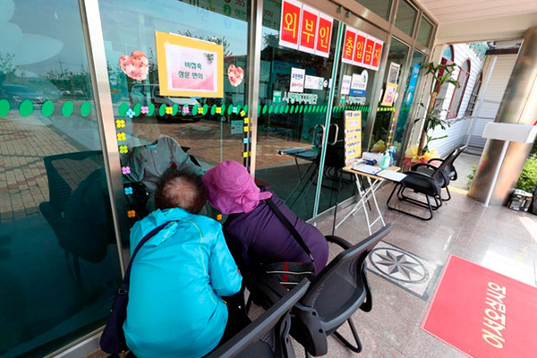 요양병원 입원 환자 전원 코로나19 검사...비용 건강보험 지원 요양병원 입원 환자 전원 코로나19 검사...비용 건강보험 지원
