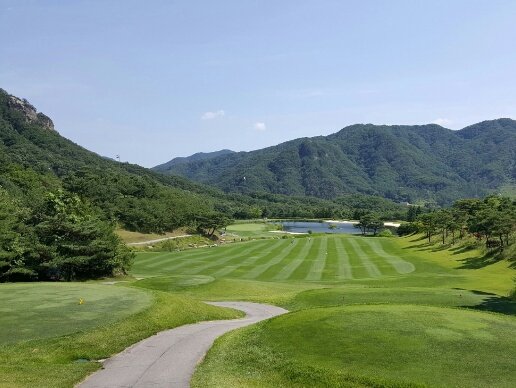  명성산과 산정호수가 맞닿아있는 몽베르CC