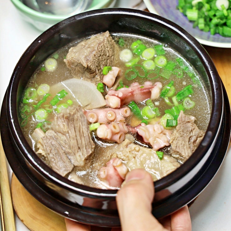  국물 맛은 일품 & 고기는 뼈에서 쏙~