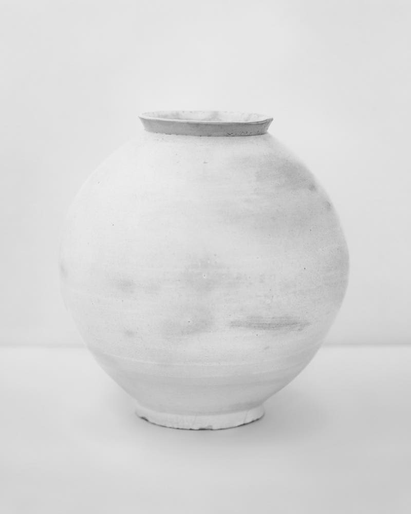 강익중, 구본창. 김용진, 석철주, 신철, 오만철, 이용순 전병현, 최영욱 <우리는 왜 달항아리에 매료 되는가> 展 : 네이버 블로그” style=”width:100%”><figcaption>강익중, 구본창. 김용진, 석철주, 신철, 오만철, 이용순 전병현, 최영욱 <우리는 왜 달항아리에 매료 되는가> 展 : 네이버 블로그</figcaption></figure>
</div>
<p><p>갤러리 나우에서 열리는 ‘우리는 왜 달항아리에 매료되는가’전에 참여하는 강익중, 구본창. 김용진, 석철주, 신철, 오만철, 이용순 전병현, 최영욱 등 9인은 달항아리의 기호에 끌림을 당한 대표적 작가들이다. 도자기 달항아리 작가부터 캔버스에 달항아리를 그리는 작가, 철심과 도자부조, 한지부조로 달항아리를 형상화 하는 작가, 사진으로 달항아리의 내적에너지를 이끌어내는 등 다양한 매체, 다양한 표현 양식들을 보여주는 전시이다. 자연스레 전시구성도 재미가 있다. 실제의 달항아리와 다양하게 이미지를 형상화 한 작품들이 나란히 걸리게 된다. 마치 개념미술가 조셉 코수스의 ‘하나인 세 개의 의자’를 연상시킨다. 의자를 찍은 사진, 실제 의자, 사전적 정의의 의자를 나란히 전시한 작품이다. 인간의 인식 능력인 지각(실제 의자), 상상(사진의 이미지), 사유(의자에 대한 정의)를 한 화면에 보여주고 있는 것이다. 사진과 사물, 문자가 어떻게 하나의 의자라는 개념을 시각적으로 구현하고 과정을 보여주고 있는 셈이다. 의자라고 부르는 물체와 그 물체를 재현한 모사, 그리고 그 물체를 의자라고 부르면서 정의하는 그 과정을 본질적으로 개념적이란 말로 던지고 있는 것이다. 이런 개념을 작품의 오브제로 삼아서 인간이 사물을 인식하는 방법 그 자체를 하나의 시각적 구성으로 보여주면서 우리가 알고 있는 ‘의자’가 왜 의자가 되는 지를 손쉽게 보여준다. 갤러리 나우 전시도 ‘달항아리’란 무엇인가 질문을 던지고 있는 것이다. 개념미술이 우리들에게 던져주고 있는 화두처럼 우리가 알고 있는 그 달항아리가 왜 이 달항아리인지를 전시를 통해서 보여주고 확인시켜주려는 시도다.</p>
<p>이 지점에서 우리는 들뢰즈의 시뮬라크르를 소환하게 된다. 플라톤은 이데아를 가장 참된 것으로 간주하고 현실은 이데아의 복제이며, 시뮬라크르는 복제의 복제로 가장 가치 없는 것으로 봤다. 하지만 들뢰즈는 애초에 이데아 자체를 인정하지 않기 때문에 원본과 시뮬라크르 간의 대조 자체가 무의미하다고 본다. 시뮬라크르는 시뮬라크르 그 자체로 가치가 있기 때문이다. 들뢰즈에게 시뮬라크르는 더 이상 본질-외관 또는 원본-복사본의 구분 자체가 아니다. 원본과 복사본, 모델과 재생산을 동시에 부정하는 긍정적 잠재력을 숨기고 있다. 적어도 시뮬라크르 세계에서는 그 어느 것도 원본이 될 수 없으며 그 어느 것도 복사본이 될 수 없다. 원본으로부터 복제되어 나온 또 다른 원본이라는 주장이다. 원본을 모방한 복제, 나아가 복제가 아닌 원본이 된 복제가 되는 것이다. 대표적인 사례로 쥐를 모방한 미키마우스를 들 수 있다. 미키마우스는 더 이상 쥐에 종속되지 않고 하나의 독립된 원본이 됐다. 캐릭터 산업, 애니메이션 등에서 실제로 존재하는 원본이 된 것이다. 이번 전시에 참여하는 작가들의 달항아리도 다르지 않다. 골동이나 문화재 속에서 있던 그 달항아리가 컨템포러리 아티스트을 통해서 이 달항아리로 빗어지고, 변형되며, 사진으로나 회화로 새롭게 형태를 갖추면서 드러난다.</p>
</p>
<hr>
<p>강익중 달항아리 아트프린트 에디션 액자 그림 | 예술/디자인 | 중고나라</p>
</p>
<ul>
<li><span>Image source: web.joongna.com</span></li>
<li><span>Views: 33500</span></li>
<li><span>Publish date: 6 hours ago</span></li>
<li><span>Downloads: 10691</span></li>
<li><span>Likes: 2759</span></li>
<li><span>Dislikes: 7</span></li>
</ul>
<div>
<figure><img decoding=