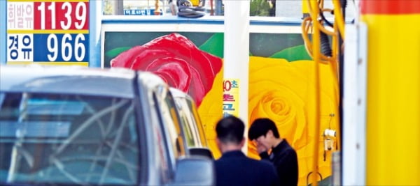 국제유가 급락해도 찔끔 내리는 국내 석유 값…과도한 세금부과로 소비자 혜택 가로막아요 국제유가 급락해도 찔끔 내리는 국내 석유 값…과도한 세금부과로 소비자 혜택 가로막아요
