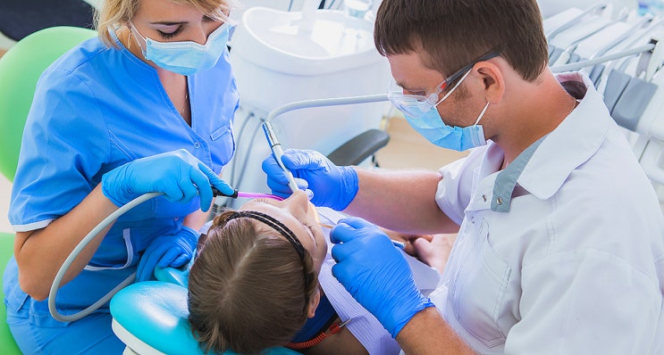 치과의사가 알려주는 보철치료 종류와 장단점