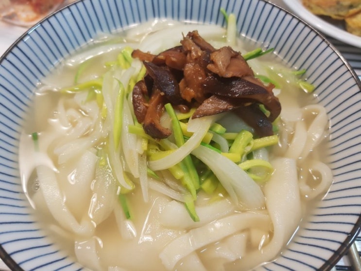 비오는 날 저녁은 수제 손 칼제비와 배추전 / 집에서 만든 수제 손 칼국수 면 / 손 수제비 만들기 / 손칼제비 만들어 먹기 / 비오는 날 메뉴 선택 / 배추전 만들기 비오는 날 저녁은 수제 손 칼제비와 배추전 / 집에서 만든 수제 손 칼국수 면 / 손 수제비 만들기 / 손칼제비 만들어 먹기 / 비오는 날 메뉴 선택 / 배추전 만들기