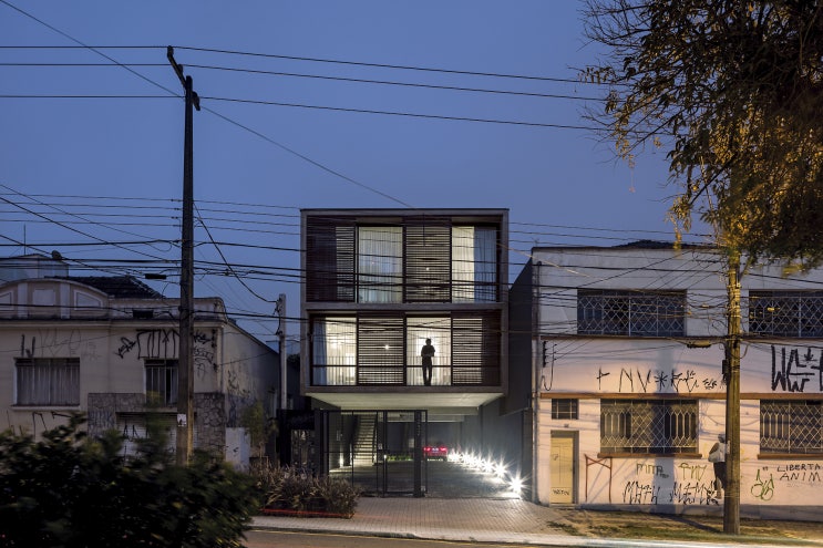 경계와 경계 벽식 필로티 구조 심플 ㄷ자 협소주택 짓기 경계와 경계 벽식 필로티 구조 심플 ㄷ자 협소주택 짓기