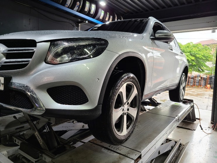  벤츠 GLC 차량 19인치 타이어 추천 한국타이어 다이나프로 HP2 235/55R19 타이어 교체작업 휠얼라이먼트