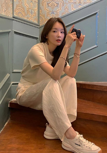 강민경이 프라이빗 패션으로 입었던 아이템은 오프숄더 블라우스, 헤어스크런치, 가방, 샌들. 3