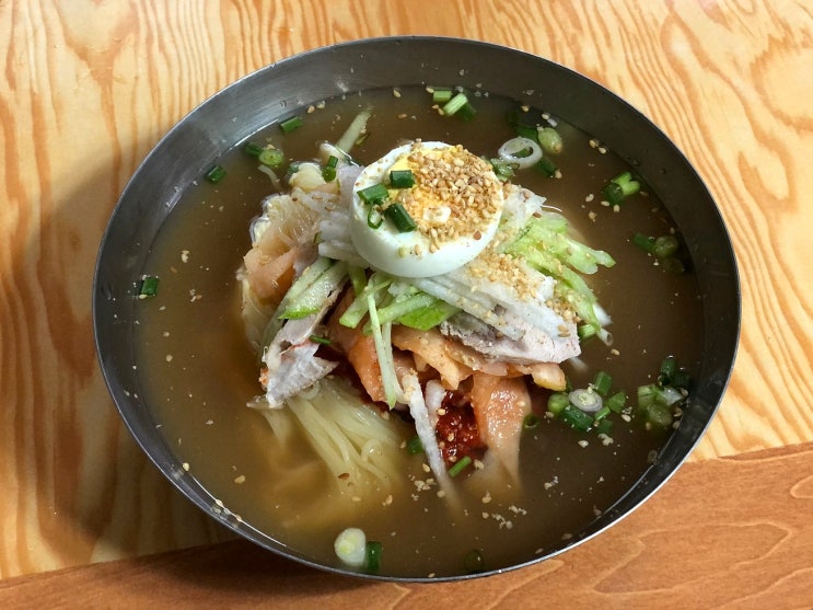  옛 스타일의 구수한 밀면을 맛볼 수 있는 곳, 주례면옥