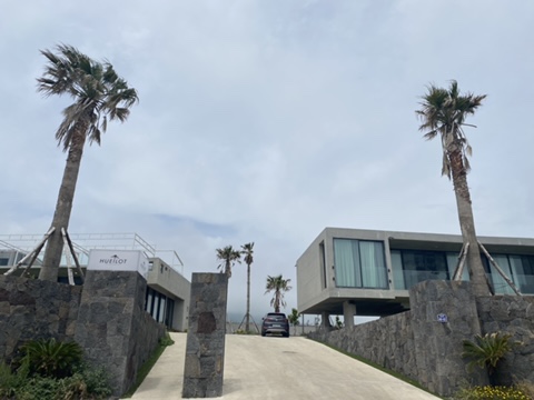  제주도 카페, 바다 앞 카페 [휴일로]
