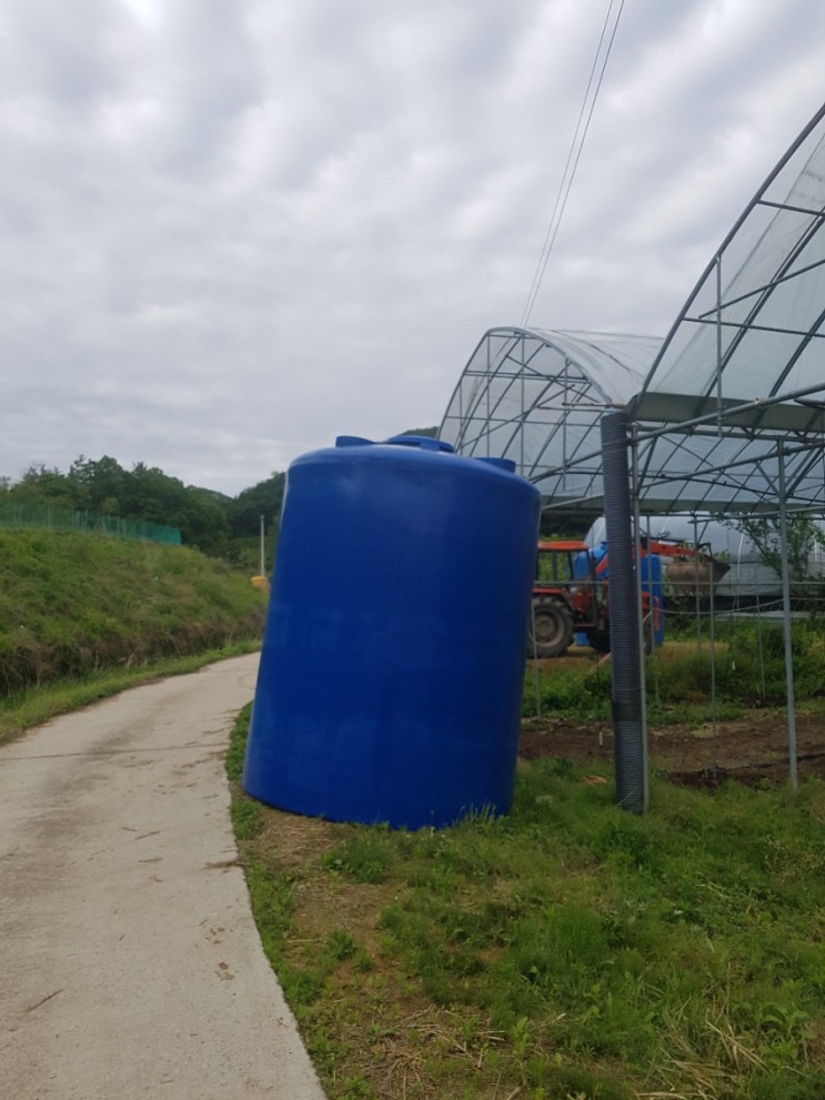 대추밭 농사용스프링쿨러 준비 10톤물탱크 2개