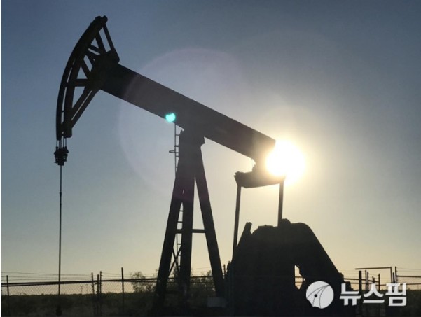 국제유가, 美 원유재고 감소에 상승…WTI 4.8%↑ 국제유가, 美 원유재고 감소에 상승…WTI 4.8%↑