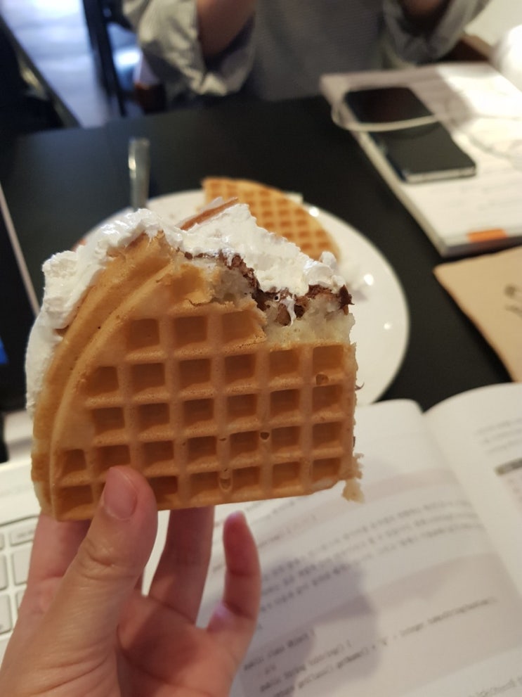  새로생긴 카페 와플이 맛있는 카페인중독
