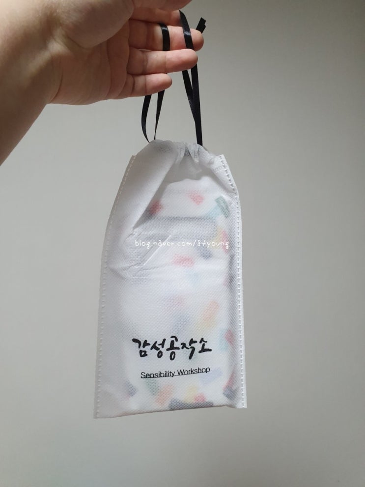  다양한 디자인과 스타일의 폰케이스가 있는 "감성공작소" - storyduck_로컬에디터