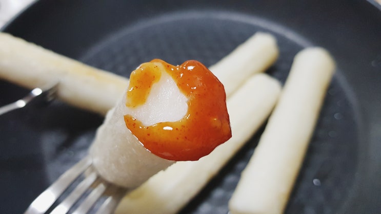 겉바속촉 가래떡구이 with 양념치킨 소스 겉바속촉 가래떡구이 with 양념치킨 소스