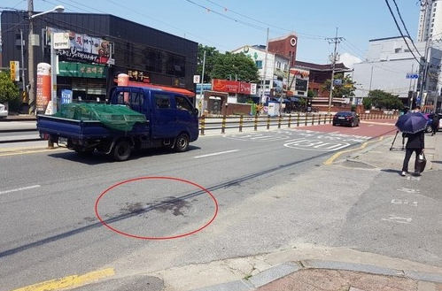 '불법 유턴'에 2살 아이 '쿵'…민식이법 첫 사망 ... 어린이보호구역 표시는 엉망, 규정대로 돼있지 않았다. '불법 유턴'에 2살 아이 '쿵'…민식이법 첫 사망 ... 어린이보호구역 표시는 엉망, 규정대로 돼있지 않았다.