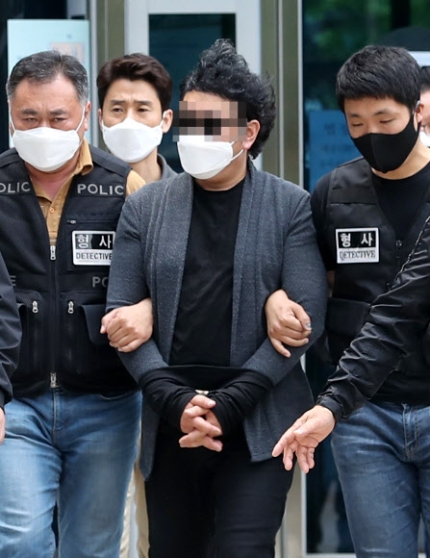 ‘갑질 사망’ 경비원 유족, 가해자 지목 주민 상대 억대 손해배상소송 ‘갑질 사망’ 경비원 유족, 가해자 지목 주민 상대 억대 손해배상소송