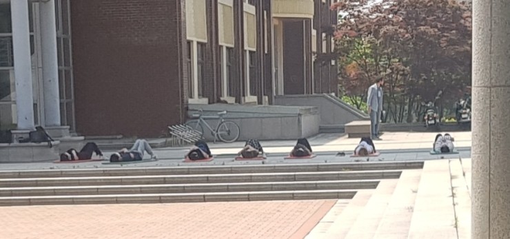  사회적 거리둬서 잠자기