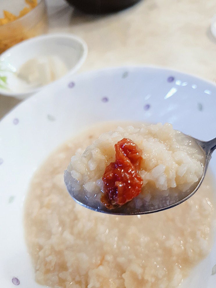 누룽지 맛있게 먹어봅니다. 속이 편한 식사 대용 충분하네요. 누룽지 맛있게 먹어봅니다. 속이 편한 식사 대용 충분하네요.