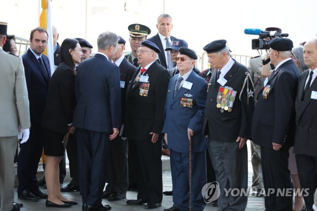 프랑스 한국전쟁 참전용사들, 깜짝 마스크 선물에 '울컥'