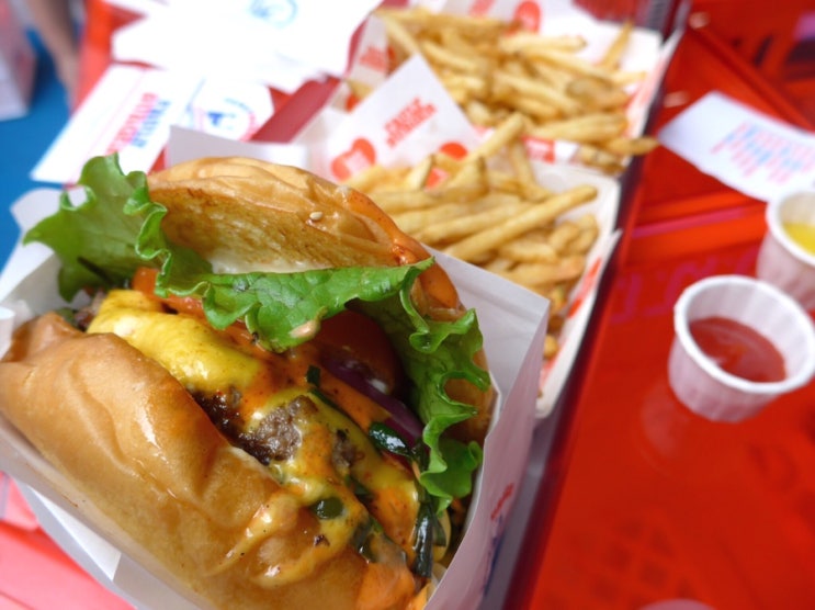  도산공원 폴트버거(FAULT BURGER) - 테니스장 컨셉의 압구정 수제버거 맛집